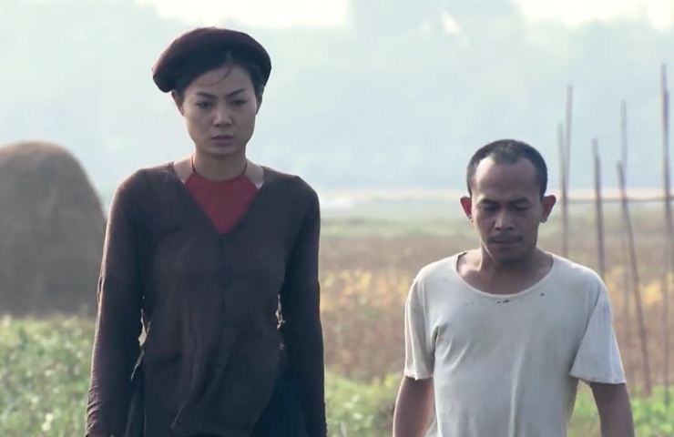 Thanh Hương trong vai Nương. Một cô đào trở về quê sinh sống gây 'náo loạn'.
