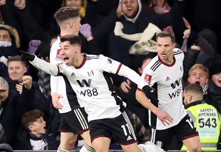 Fulham đánh bại Leeds nhờ 2 siêu phẩm