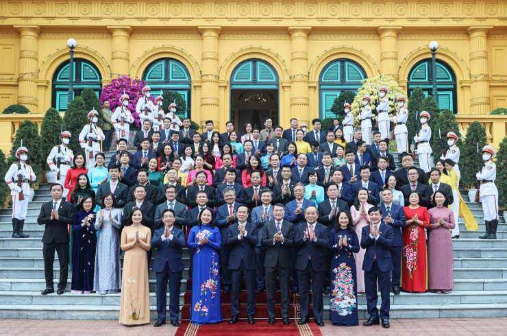 Chủ tịch nước Võ Văn Thưởng chụp ảnh lưu niệm với lãnh đạo, cán bộ, người lao động Văn phòng Chủ tịch nước