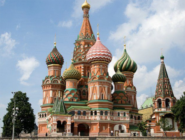 Chiêm ngưỡng nhà thờ Saint Basil ở Moscow, Nga.
