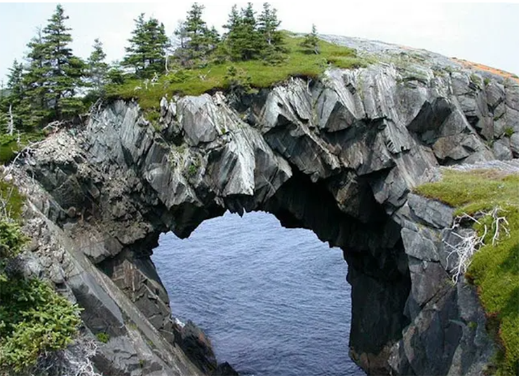 Ngắm nhìn Berry Head Arch ngoạn mục ở Canada.
