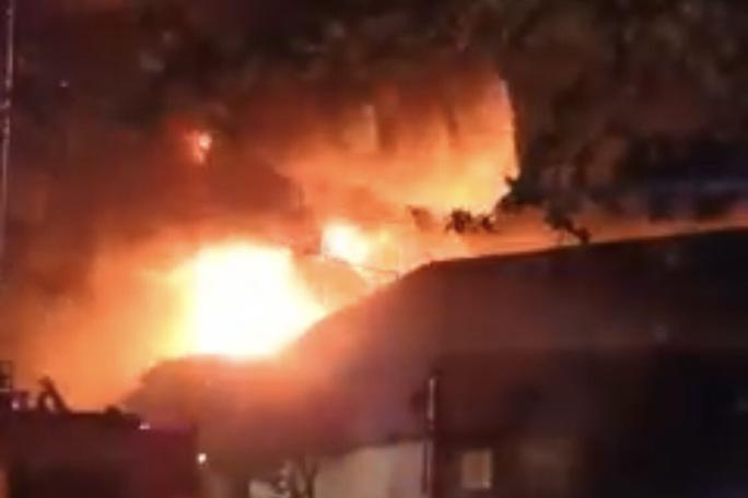 Phong tỏa hiện trường vụ cháy nhà và công ty trong hẻm ở quận 12 - 1