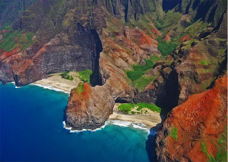 Bạn sẽ có những trải nghiệm tuyệt vời khi đi bộ dọc theo Bờ biển Na Pali đáng kinh ngạc trên đảo Kauai, Hawaii.

