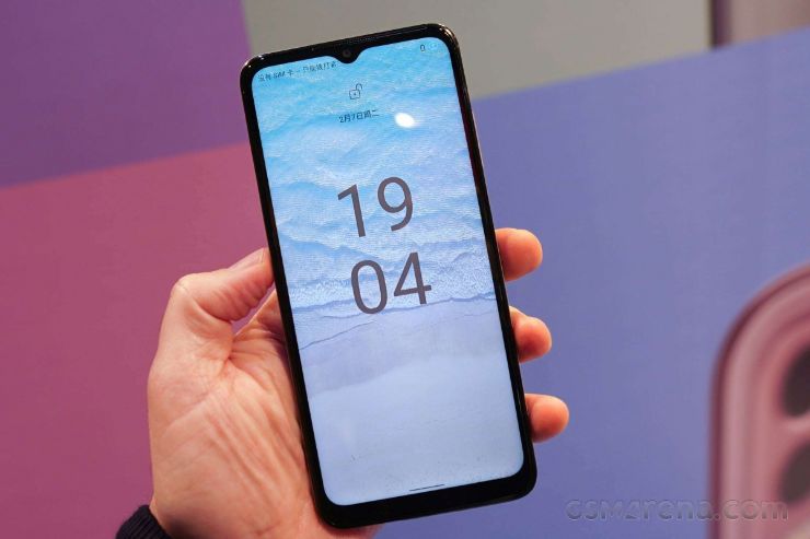 Màn hình có thiết kế notch giọt nước&nbsp;tương tự Nokia C32.
