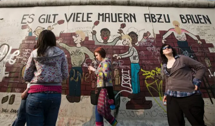 Đến và tận mắt chứng kiến những gì còn lại của Bức tường Berlin.

