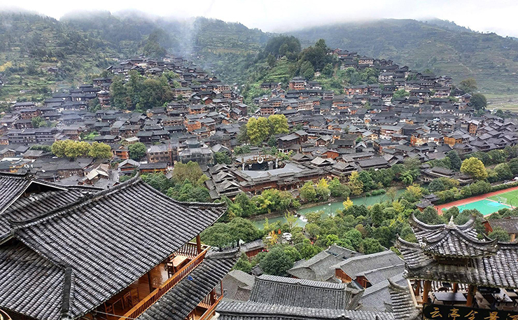 Có một số lượng lớn các làng Miêu ở Hồ Nam, Vân Nam, Quý Châu và những nơi khác. Một số ngôi làng Miao nổi tiếng đã phát triển thành những điểm thu hút khách du lịch nổi tiếng.
