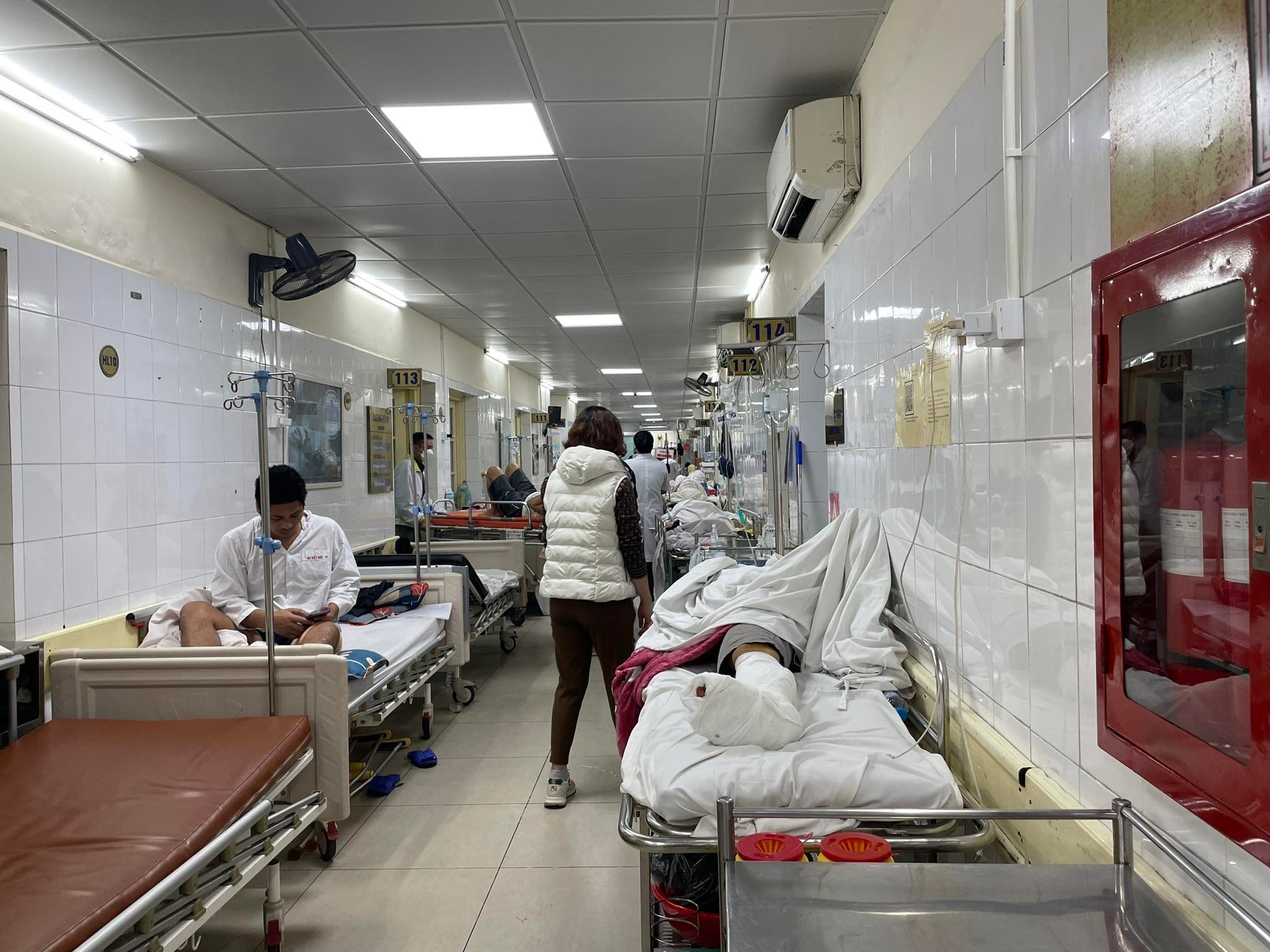 Bệnh viện Việt Đức cạn vật tư, bệnh nhân phải hoãn mổ: “Đau lắm nhưng cũng phải về” - 1
