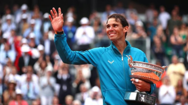 1. Nadal giành 14 danh hiệu Roland Garros. Trong tương lai gần, khó ai phá được thành tích này của tay vợt Tây Ban Nha. Lên ngôi 14 lần trong 18 lần tham dự, "Bò tót" có phong độ gần như "hủy diệt" tại Grand Slam diễn ra ở Pháp. Djokovic mới lên ngôi Roland Garros 2 lần, nếu muốn bằng và phá kỷ lục của Nadal, anh cần vô địch ít nhất 12 lần nữa, trong khi năm nay anh sắp bước sang tuổi 36.