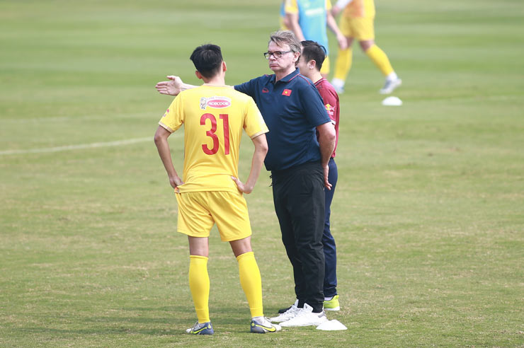 HLV Philippe Troussier nổi nóng ở buổi tập giữa trưa của U23 Việt Nam - 3