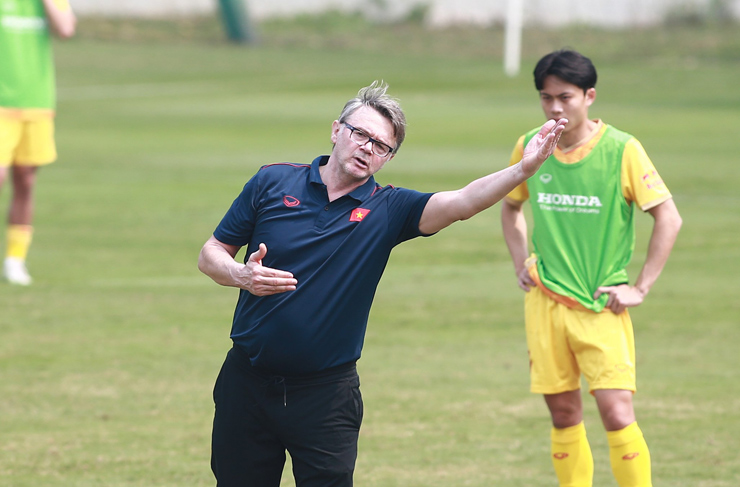 HLV Philippe Troussier nổi nóng ở buổi tập giữa trưa của U23 Việt Nam - 7