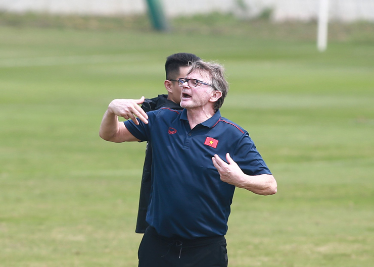 HLV Philippe Troussier nổi nóng ở buổi tập giữa trưa của U23 Việt Nam - 8