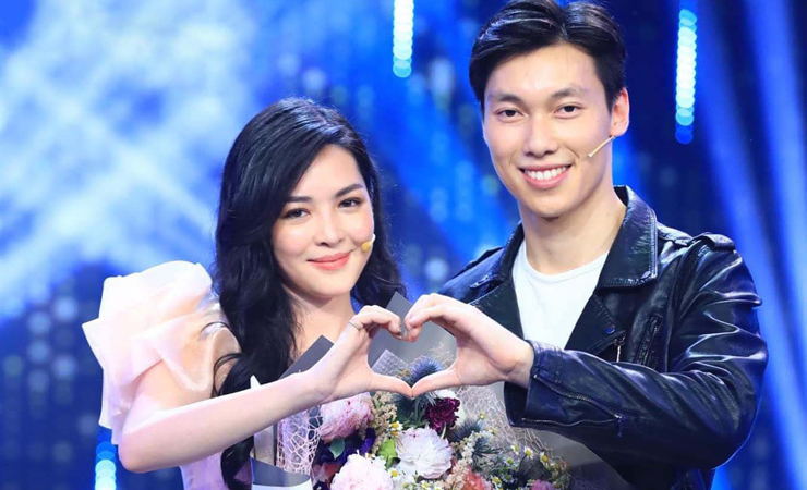 Sau chương trình, Thanh Quỳnh chọn trao bó hoa cho Alan Phạm – em trai ca sĩ Thu Ngọc nhóm Mây Trắng.
