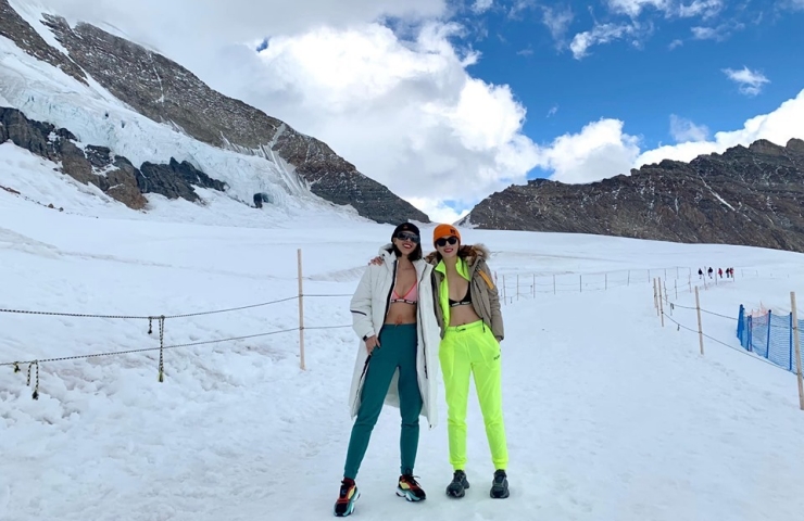 Cô lên đồ đôi với bạn thân Minh Triệu trong chuyến du lịch thưởng ngoạn cảnh đẹp nơi tuyết rơi trắng xoá.
