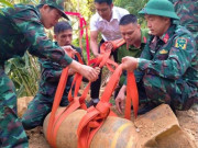 Tin tức trong ngày - Múc đất trong vườn, tá hỏa phát hiện quả bom 'khủng' còn nguyên ngòi nổ