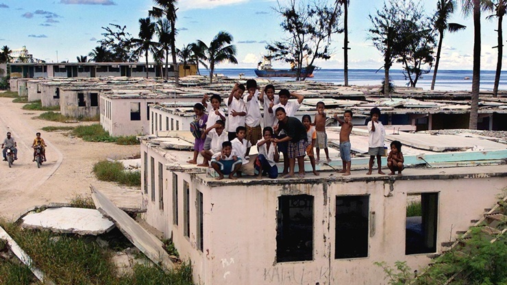 Quốc đảo Nauru&nbsp;nằm về&nbsp;phía đông bắc Australia. Toàn bộ hòn đảo có diện tích chưa đầy 21 km2 và là nơi sinh sống của khoảng 10.000 cư dân.
