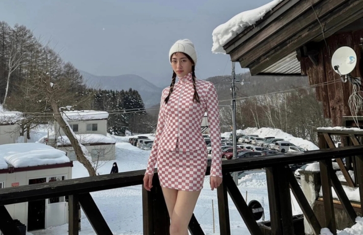 Trong chuyến công tác mới đây, hoa hậu Lương Thuỳ Linh cũng kịp ghi lại nhiều khoảnh khắc khi chụp hình cùng tuyết.
