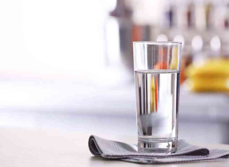 Tiêu thụ nước có thể hỗ trợ điều chỉnh lượng đường trong máu. Ảnh: Shutterstock