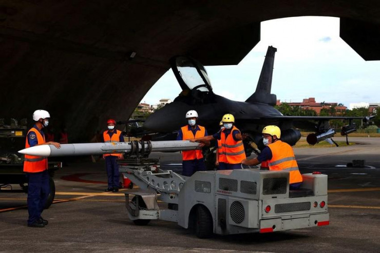 Tên lửa đất đối không tầm trung tiên tiến (AMRAAM) xuất hiện tại một cuộc tập trận ở Hoa Liên (Đài Loan) hồi tháng 8-2022. Ảnh: REUTERS