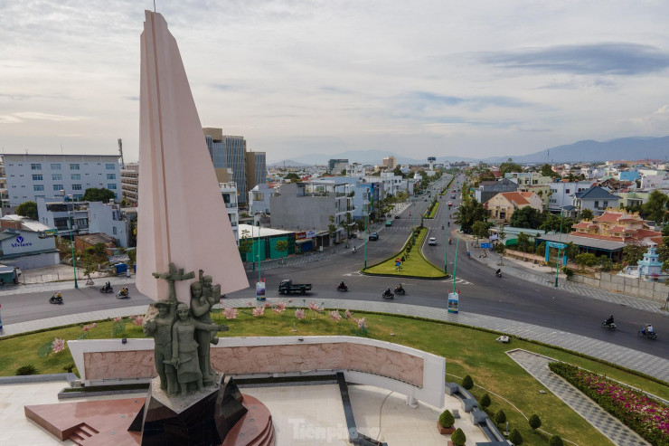 Đại lộ Lê Duẩn dài gần 3 km, nối từ ga Phan Thiết, cắt ngang quốc lộ 1A, có điểm cuối tại nút giao vòng xoay Tượng đài Chiến thắng (TP. Phan Thiết, tỉnh Bình Thuận).