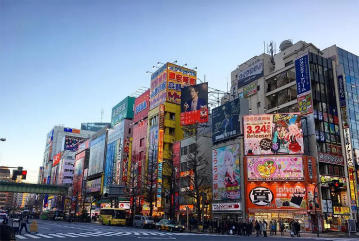 Dạo qua Akihabara: Khu phố nổi tiếng với vô số cửa hàng điện tử, truyện tranh cùng các điểm bán anime và manga là địa điểm không thể bỏ qua đối với những người yêu thích những mặt hàng chủ lực này của văn hóa Nhật Bản.
