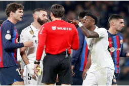 Nóng rực Siêu kinh điển: Vinicius mắng trọng tài, fan Real biểu tình tố Barca hối lộ