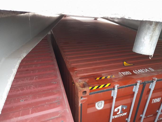 Cận cảnh sà lan chở 27 container kẹt dưới gầm cầu Mang Thít - 2