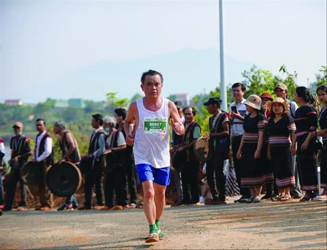 Ông Nguyễn Văn Phúc hoàn thành quãng đường 42,195 km tại Tiền Phong Marathon 2021