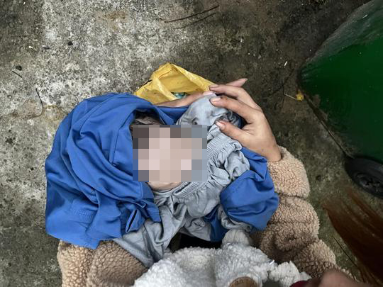 Bé sơ sinh bị bỏ rơi trong thùng rác gần trường đại học - 1