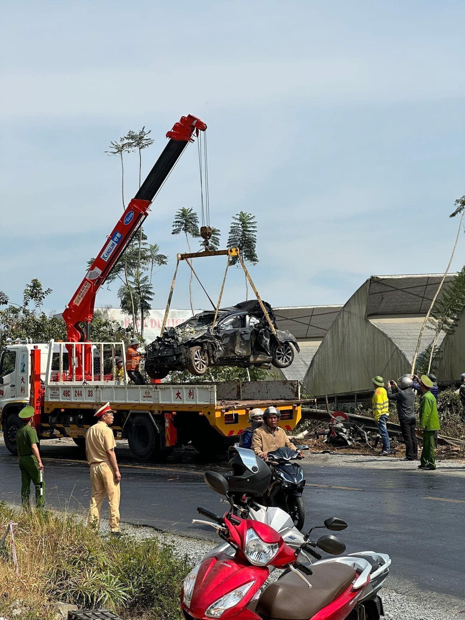 Lực lượng chức năng đang cẩu xe tai nạn.