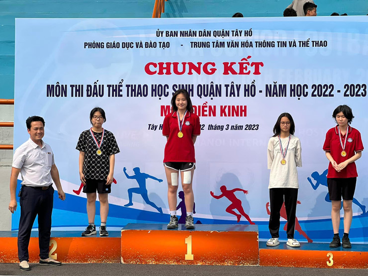 Huệ Anh xuất sắc về nhất một cuộc thi chạy 800m học đường ở cấp quận&nbsp;