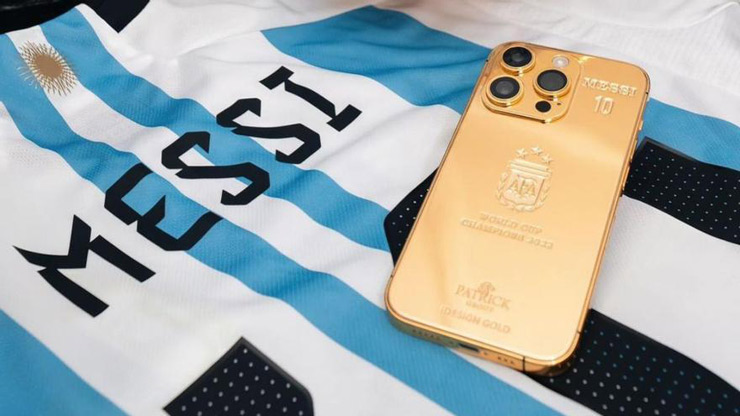 Tờ Sport bóc mẽ trò lừa bịp của doanh nhân Ben Lyons về tin đồn Messi tặng 35 chiếc iPhone 14 dát vàng trị giá hơn 200.000 euro cho các đồng đội và nhân viên ĐT Argentina vô địch World Cup 2022