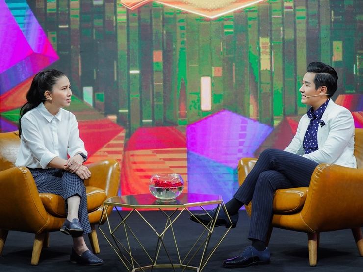 Diễn viên Thụy Mười và MC Nguyên Khang trên sóng chương trình&nbsp;"Khoảnh khắc rực rỡ"