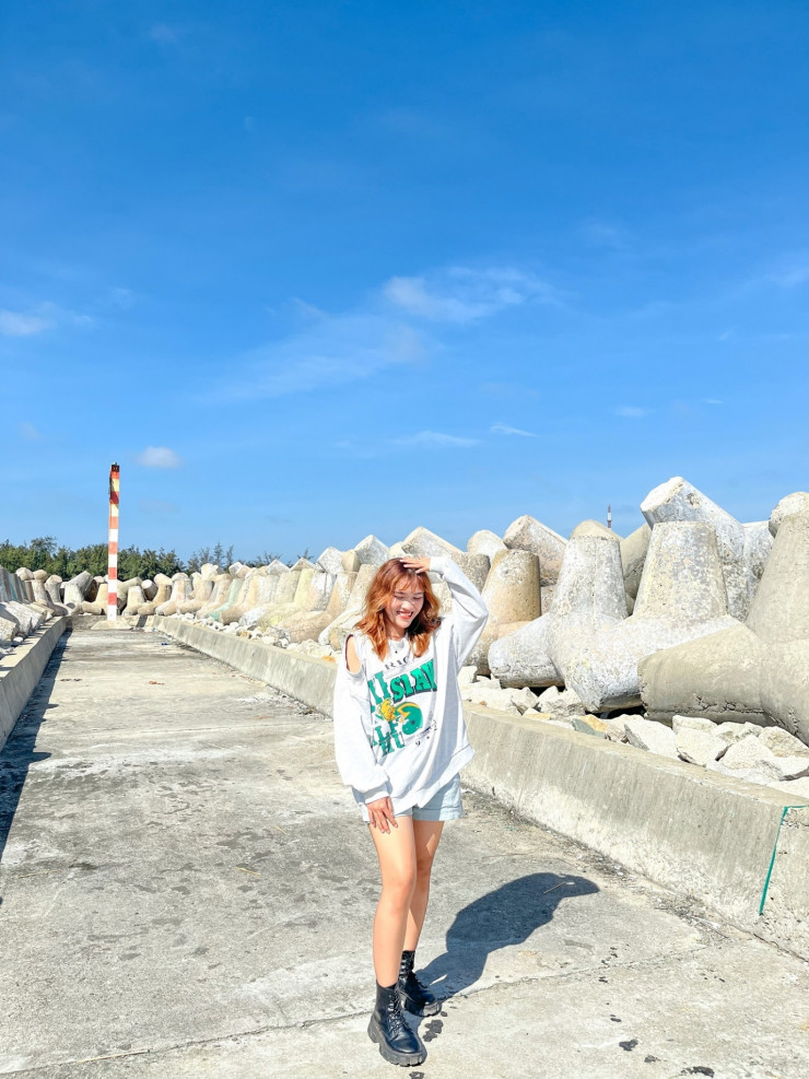 Linh check-in ở bờ kè Lăng Cô.