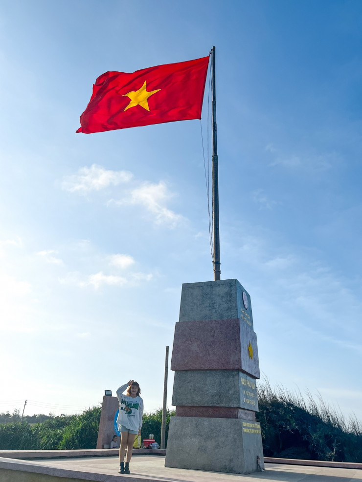 Check-in ở cột cờ Phú Quý.