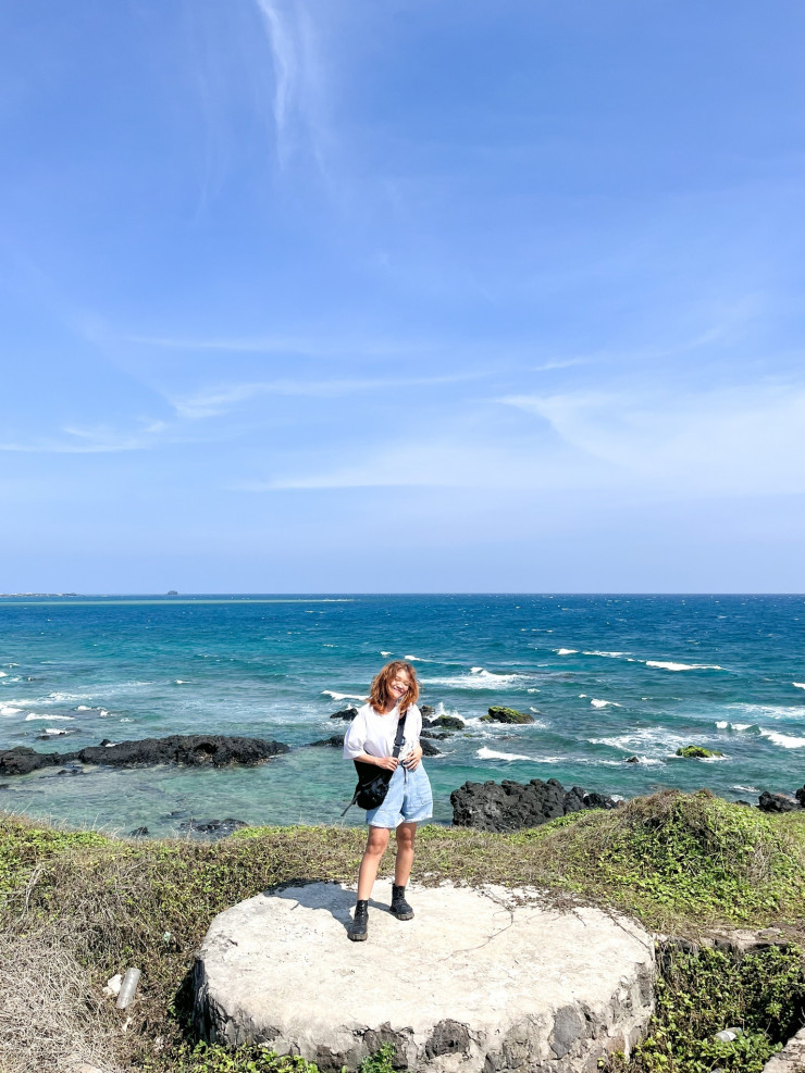 Du khách đến hồ cá Làng Dương.