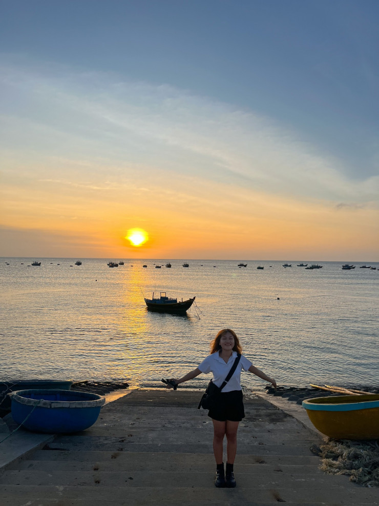 Ngắm nhìn hoàng hôn ngay bờ đê phía trước homestay Cô Sang.