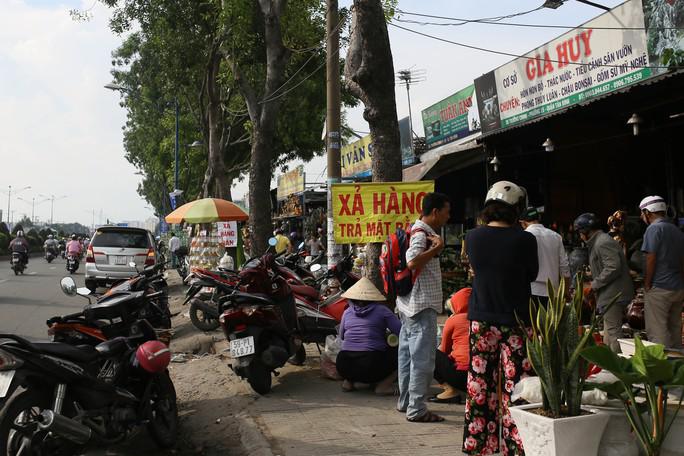 Dọc đường Trường Chinh (quận Tân Bình, TP HCM) đoạn từ mũi tàu Cộng Hòa đến giao lộ Phạm Văn Bạch, trên phần đất quốc phòng lâu nay tồn tại hàng chục ki-ốt, cửa hàng kinh doanh và 3 cây xăng.