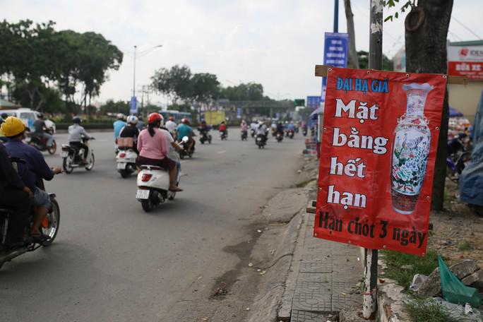 Trước ngày trả đất quốc phòng ở khu vực Tân Sơn Nhất, nhiều hộ kinh doanh đã treo biển "xả hàng", "xả hàng trả lại mặt bằng" để hy vọng có thể giải quyết phần nào lượng hàng hóa còn ùn ứ lại nơi đây.