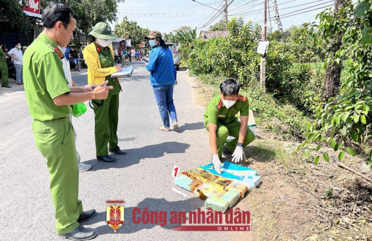 Phát hiện lực lượng Công an, các đối tượng vứt bỏ 2 túi xách vào lề đường rồi tiếp tục bỏ chạy.