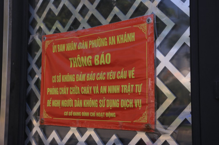 Bên ngoài quán là thông báo đang sửa chữa và ngưng hoạt động do UBND Phường An Khánh, TP Thủ Đức dán. Đại diện Icool đã gửi biên bản yêu cầu nghiệm thu từ tháng 10 nhưng hiện vẫn chờ đợi. Việc ngưng hoạt động lâu ngày khiến các chi nhánh karaoke này chịu lỗ nặng, hầu hết nhân viên đã phải nghỉ kiếm việc làm khác. Ảnh: VÕ THƠ