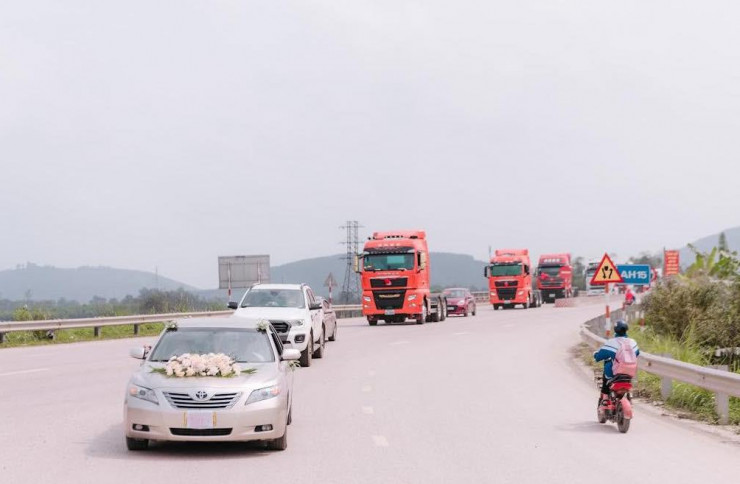 Chú rể Hà Tĩnh 'chơi lớn' rước dâu bằng 20 xe container - 4