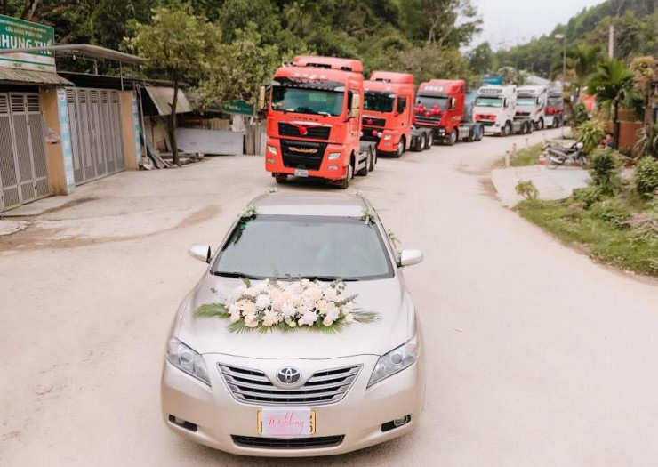 Chú rể Hà Tĩnh 'chơi lớn' rước dâu bằng 20 xe container - 11