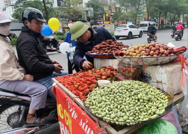 Anh Hòa - một tiểu thương bán hàng tại chợ Khâm Thiên - cho biết, chính vị chua chát của nhót xanh được khách hàng yêu thích, bởi vị chua này không giống với bất kỳ loại quả nào. Giá thành của loại quả rừng này dao động từ 70.000 - 130.000 đồng/kg nhưng bán rất chạy. Mỗi ngày anh Hòa có thể bán được khoảng 20kg nhót xanh.