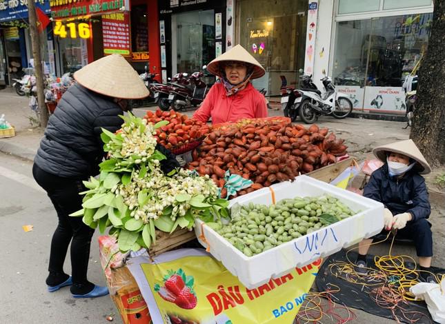 Chị Nhung (Hoàn Kiếm, Hà Nội) cho biết: “Khác với khi mua tại siêu thị hay các cửa hàng hoa quả nhập khẩu, mua dâu tây tại các xe hàng trên phố có thể được tận tay chọn quả và mua bao nhiêu cũng được". Tuy nhiên, hiện dâu tây là mặt hàng bán rất chạy, một số nơi đã trà trộn dâu tây Trung Quốc gắn mác dâu Sơn La để kiếm lợi nhuận. Nhìn bằng mắt thường, dâu Hana tròn, mọng, cuống ngắn, quả to nhưng không đều, màu sắc đỏ tươi.