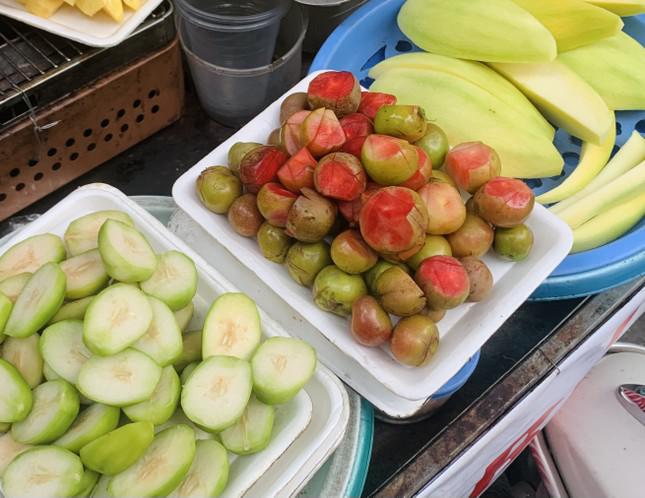 Chị Ngọc - một tiểu thương bán hàng trên phố Xã Đàn - nói : “Mận hậu Sơn La đầu mùa trước khá chua và chát, nhưng những năm gần đây do nhu cầu của khách hàng lớn nên tại các vườn cũng thay đổi phương pháp trồng, cho ra số lượng quả nhiều hơn và chất lượng quả cũng giòn ngọt như lúc chính vụ. Giá thành của mận hậu vì thế cũng hạ nhiệt hơn so với những năm trước. 1kg mận năm ngoái có giá có thể lên đến 250.000 đồng thì hiện chỉ khoảng 100.000 - 150.000 đồng”.