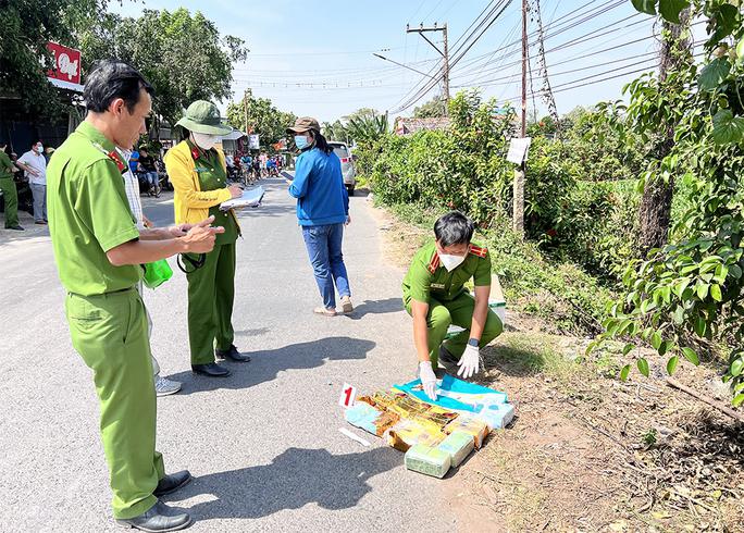 Hiện trường các đối tượng ném 2 túi xách chứa ma túy xuống đường.