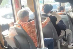Bạn trẻ - Cuộc sống - Nam sinh bị mắng đến bật khóc vì không nhường ghế cho người già trên xe buýt