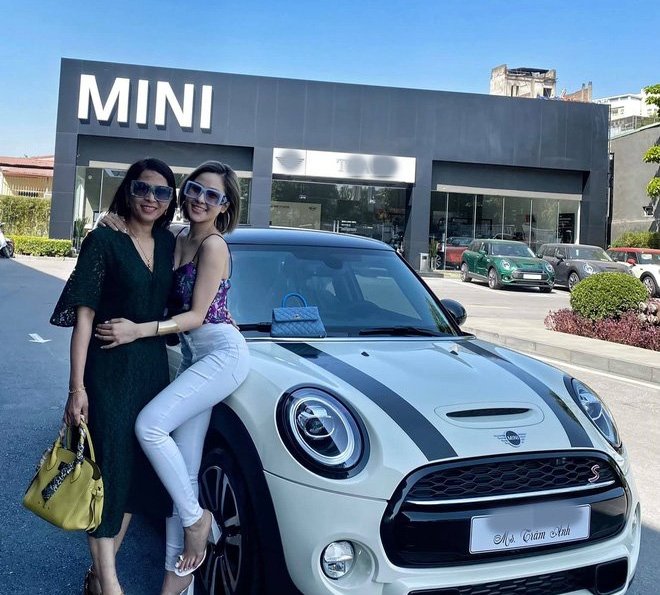 Trâm Anh và mẹ bên chiếc&nbsp;Mini Cooper S có giá khoảng 2 tỷ đồng