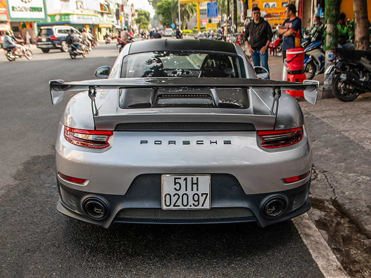 Ông trùm coffee Trung Nguyên mua xe Porsche 911 GT2 RS về chỉ để ngắm - 4