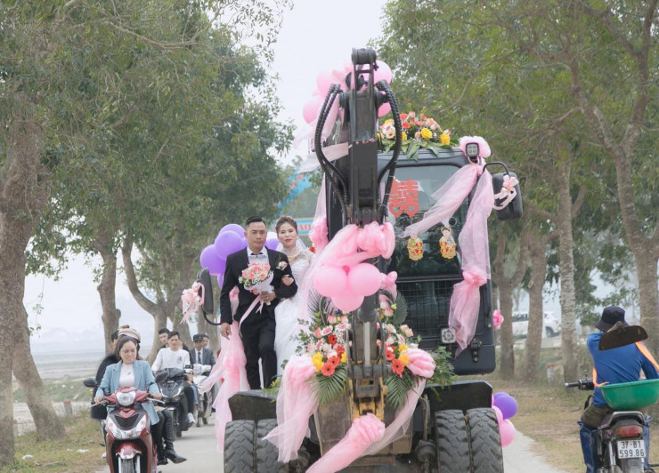 Màn rước dâu độc, lạ gây 'bão mạng' ở Việt Nam - 4